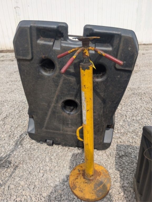 Lot 470: TRAILER STABILIZER JACK