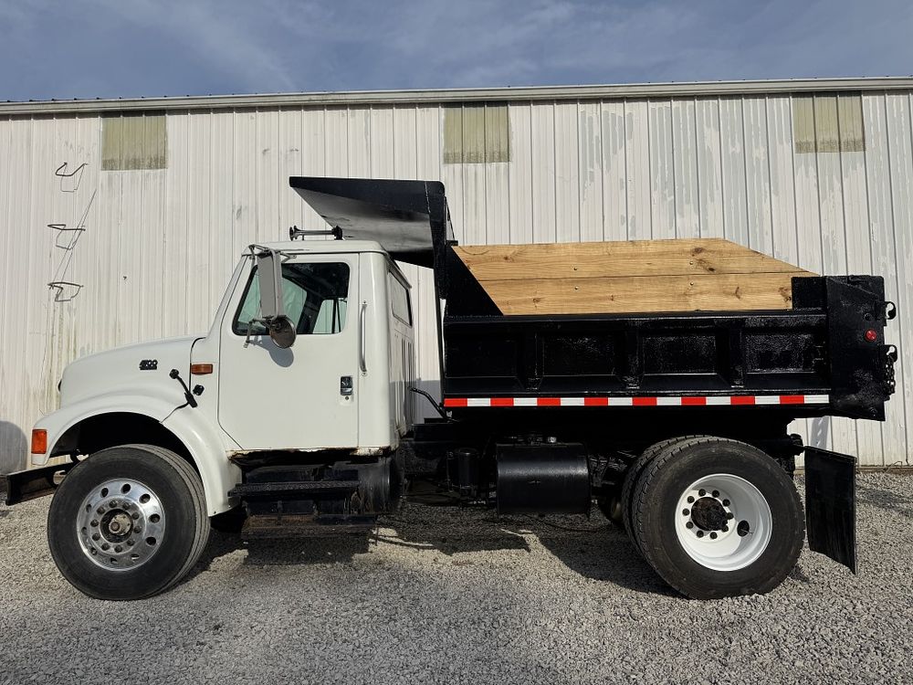 Lot 99a: 2000 INTERNATIONAL 4700 DUMP TRUCK