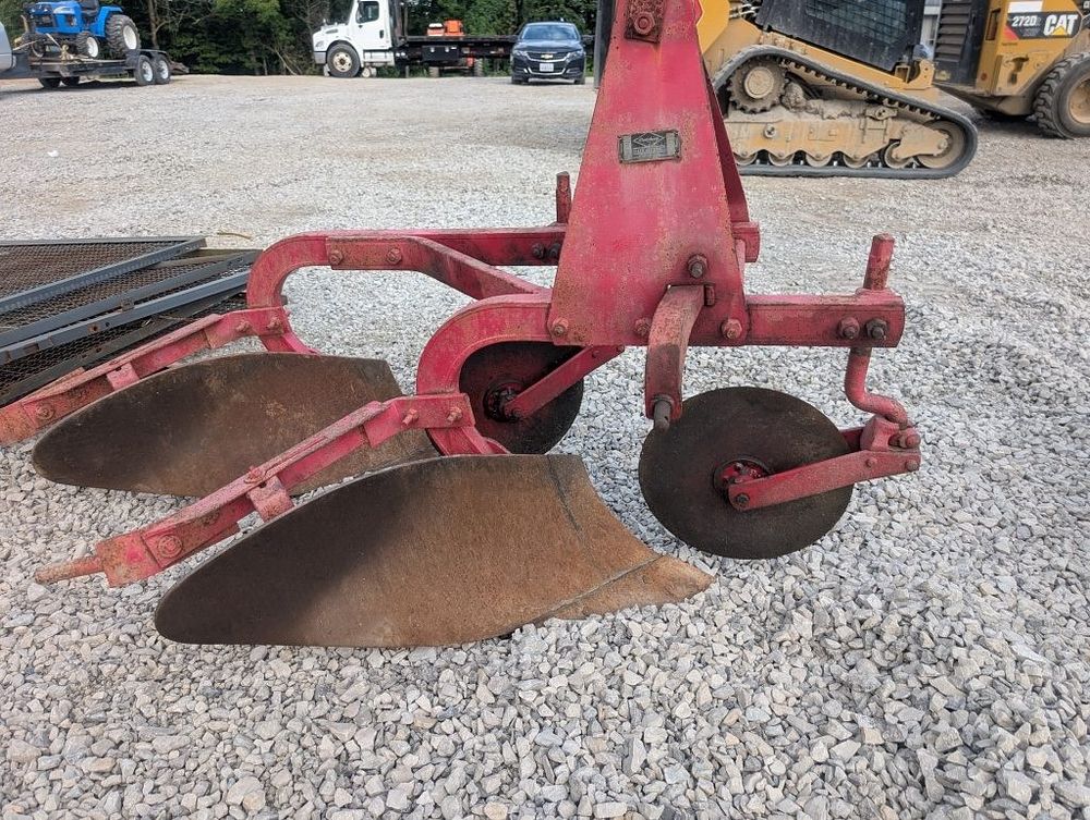 Lot 485: 10 156 DEARBORN 2 BOTTOM 3 PT PLOW