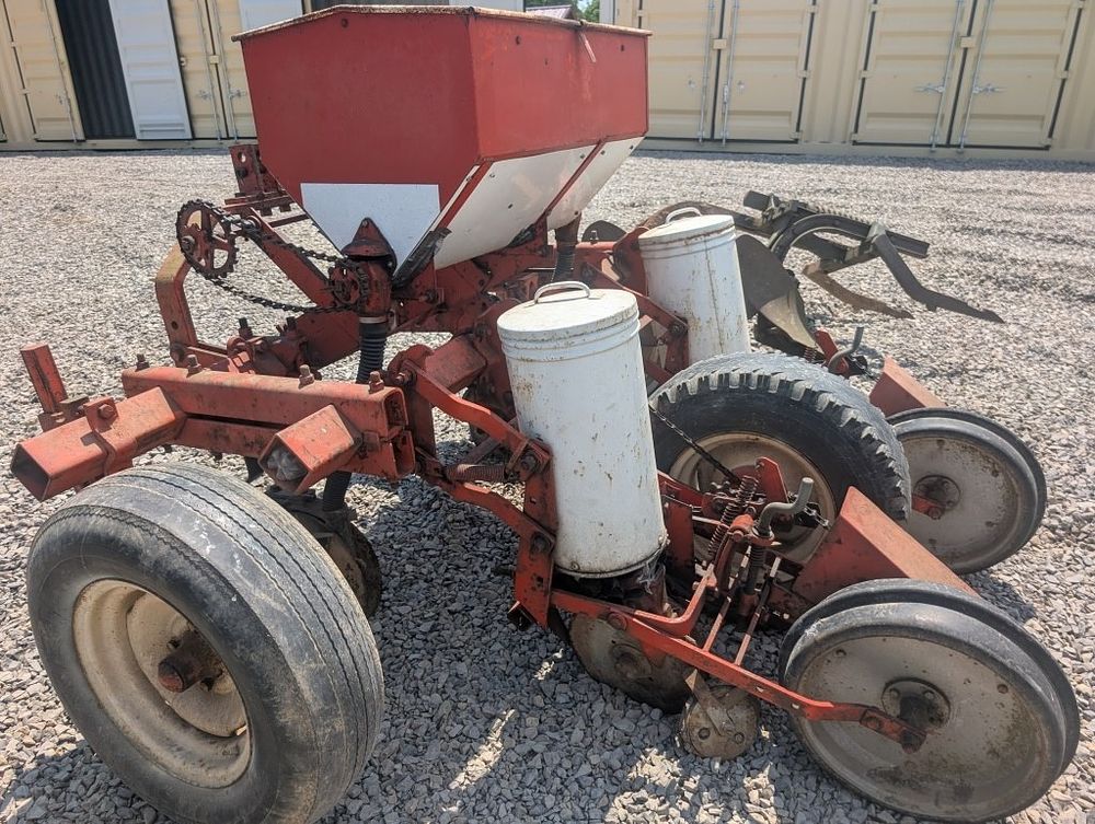 Lot 497: TWO ROW PLANTER