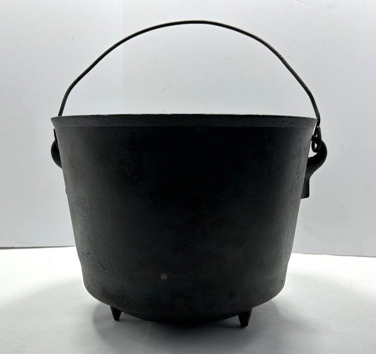 VINTAGE CAST IRON CAULDREN. THREE-LEG ROUND BOTTOM COOK POT WITH MARKED LID WA
