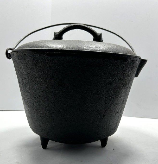 VINTAGE #7 CAST IRON CAULDREN. THREE-LEG ROUND BOTTOM COOK POT WITH MARKED LID #7