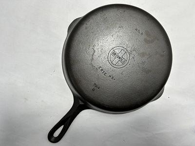 VINTAGE GRISWOLD #8 CAST IRON SKILLET. NO. 8 GRISWOLD ERIE, PA 704R