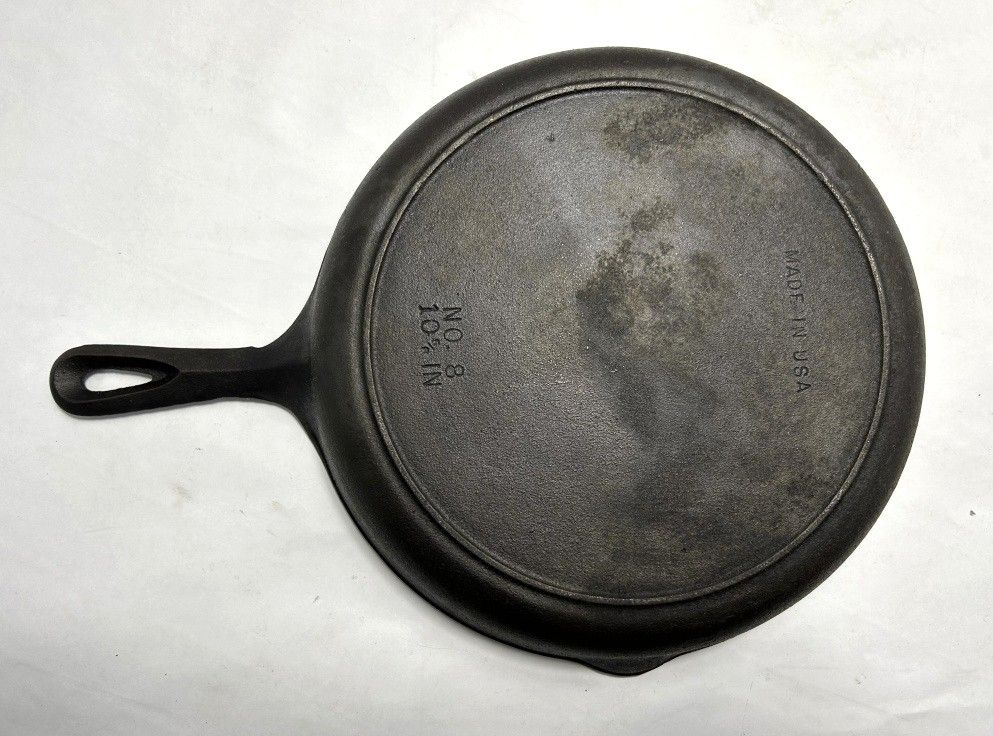 VINTAGE #8 CAST IRON SKILLET. MADE IN THE USA NO 8 10 IN UNMARKED MANUFACTURER