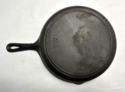VINTAGE #8 CAST IRON SKILLET. MADE IN THE USA NO 8 10 IN UNMARKED MANUFACTURER