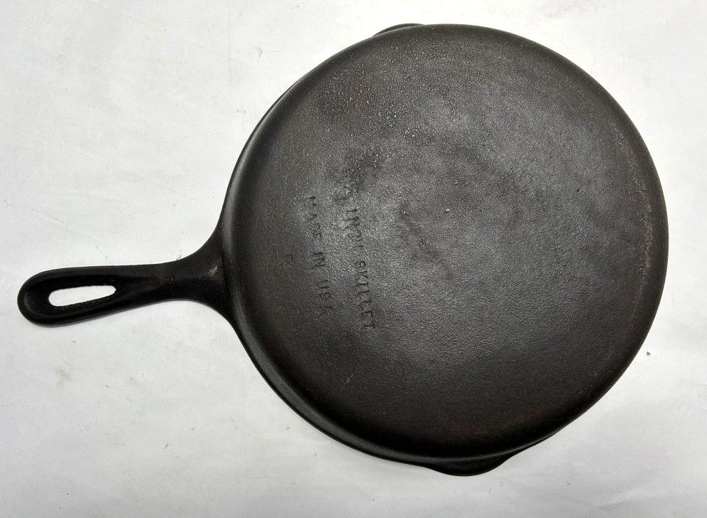 VINTAGE 10IN CAST IRON SKILLET. UNMARKED MANUFACTURER 10 INCH SKILLET MADE IN USA