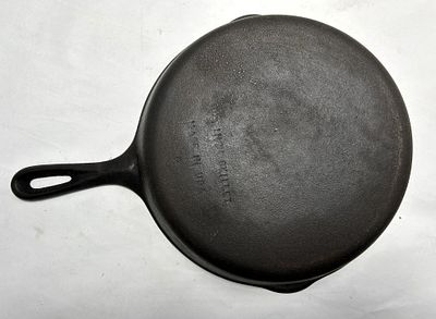 VINTAGE 10IN CAST IRON SKILLET. UNMARKED MANUFACTURER 10 INCH SKILLET MADE IN USA