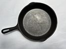 VINTAGE 10IN CAST IRON SKILLET. UNMARKED MANUFACTURER 10 INCH SKILLET MADE IN USAImage - 1