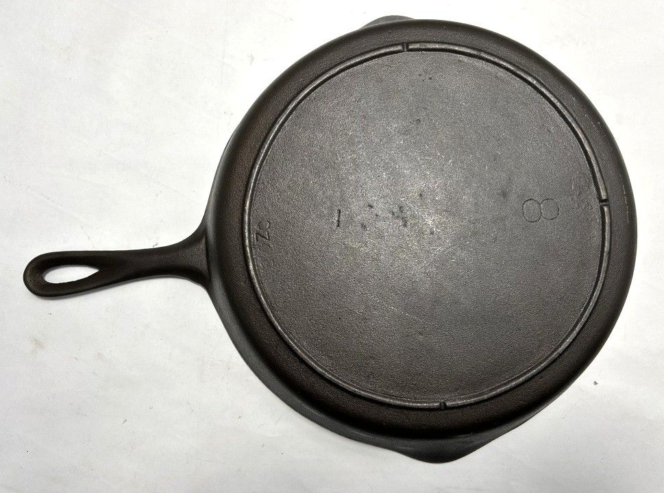 VINTAGE #8 CAST IRON SKILLET. NO8 UNMARKED MANUFACTURER