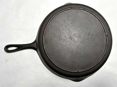 VINTAGE #8 CAST IRON SKILLET. NO8 UNMARKED MANUFACTURER