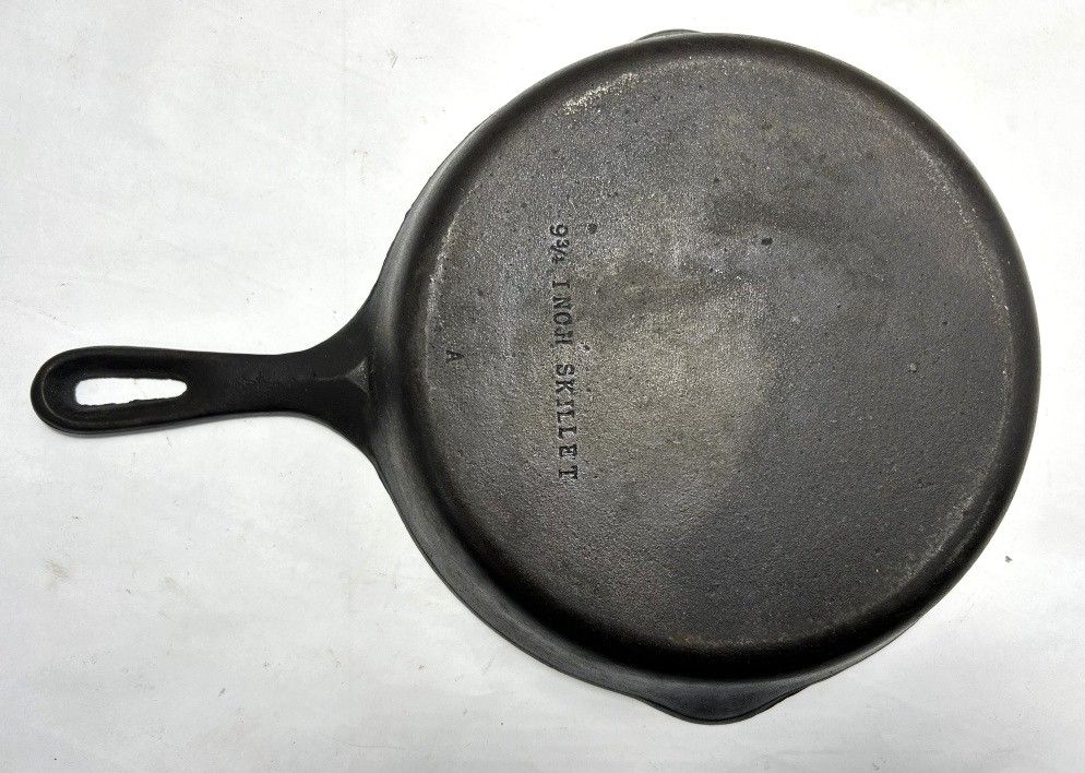 9 3/4IN CAST IRON SKILLET. VINTAGE SKILLET WITH UNMARKED MANUFACTURER