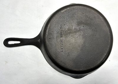 9 3/4IN CAST IRON SKILLET. VINTAGE SKILLET WITH UNMARKED MANUFACTURER