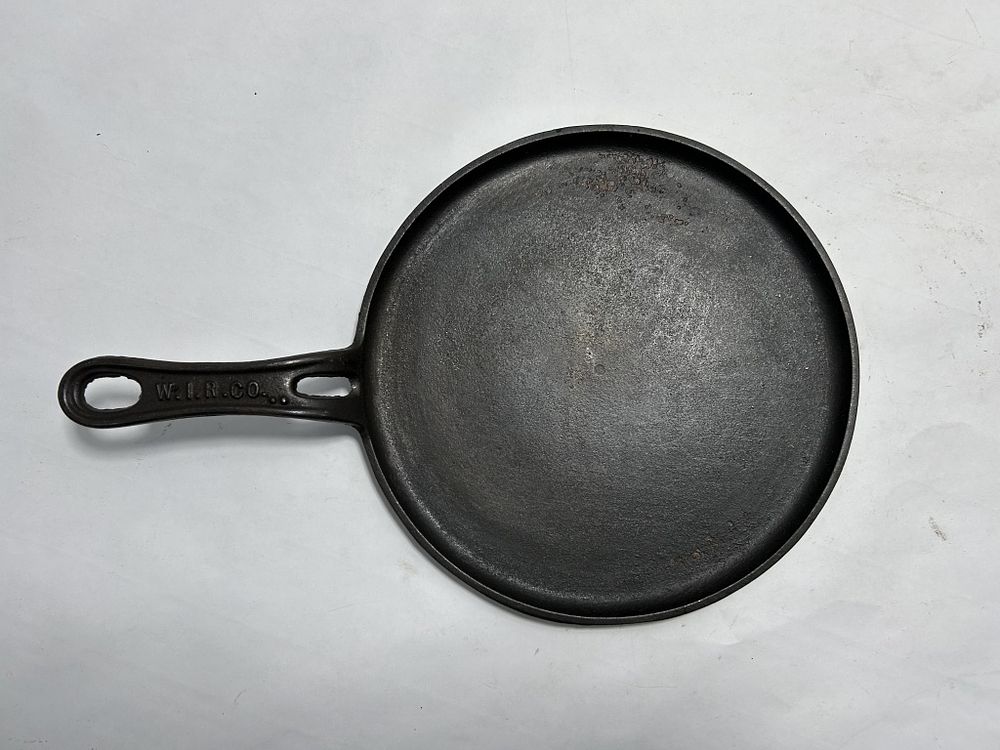 PRIMITIVE WINCO CAST IRON SKILLET GRIDDLE. W.I.N.C.O MARKED HANDLE - CAST IRON SKILLET GRIDDLE
