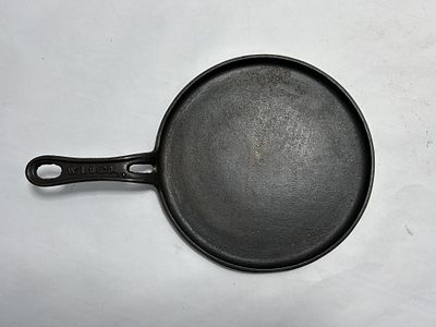 PRIMITIVE WINCO CAST IRON SKILLET GRIDDLE. W.I.N.C.O MARKED HANDLE - CAST IRON SKILLET GRIDDLE