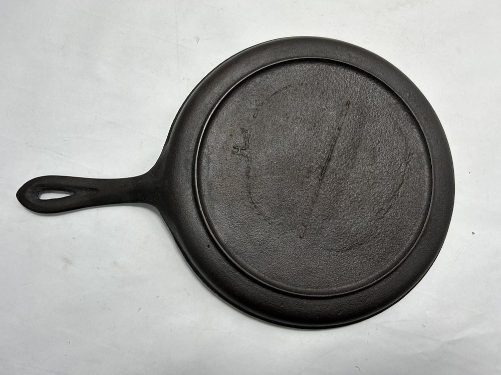 PRIMITIVE CAST IRON SKILLET GRIDDLE. UNMARKED CAST IRON SKILLET GRIDDLE