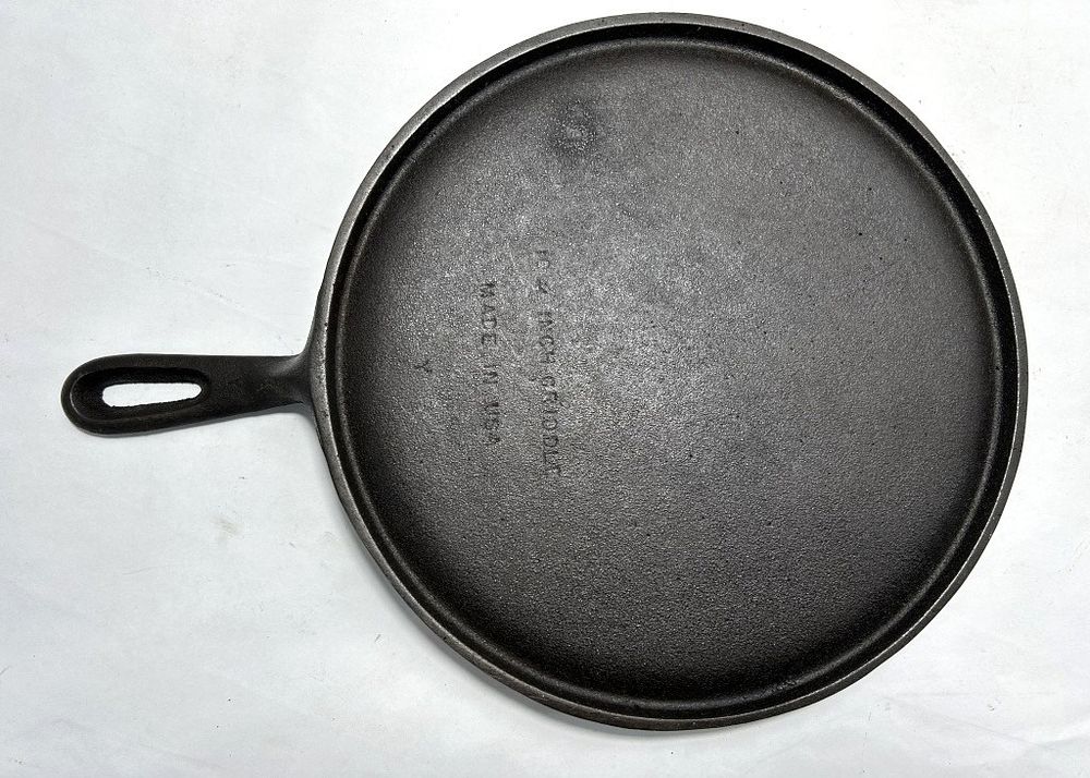 #9 USA CAST IRON GRIDDLE SKILLET. PRIMITIVE 9 INCH SKILLET MADE IN USA CAST IRON SKILLET GRIDDLE