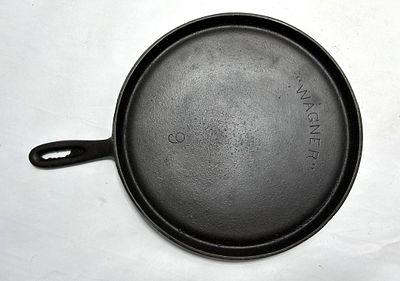 VINTAGE #9 WAGNER CAST IRON SKILLET GRIDDLE. VINTAGE WAGNER CAST IRON SKILLET GRIDDLE