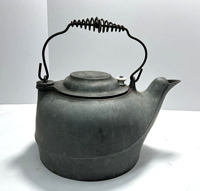 ANTIQUE WAGNER SYDNEY 0 CAST IRON KETTLE. CAST IRON KETTLE MARKED WAGNER SYDNEY 0 ON LID