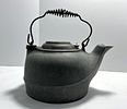 ANTIQUE WAGNER SYDNEY 0 CAST IRON KETTLE. CAST IRON KETTLE MARKED WAGNER SYDNEY 0 ON LIDImage - 1