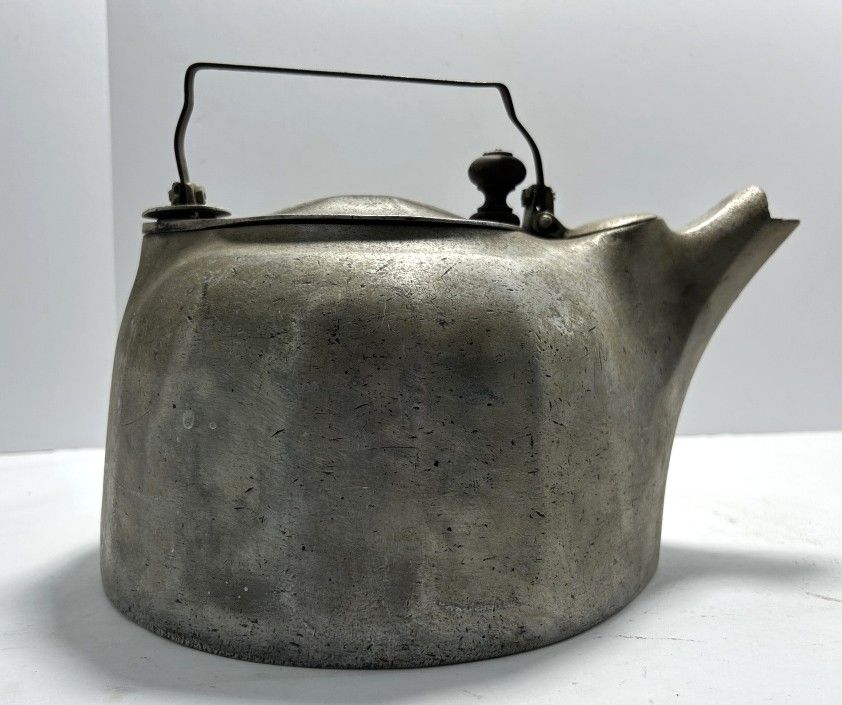 ANTIQUE CAST IRON KETTLE. UNMARKED ANTIQUE CAST IRON KETTLE