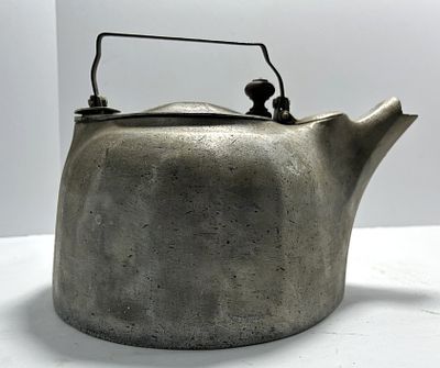 ANTIQUE CAST IRON KETTLE. UNMARKED ANTIQUE CAST IRON KETTLE