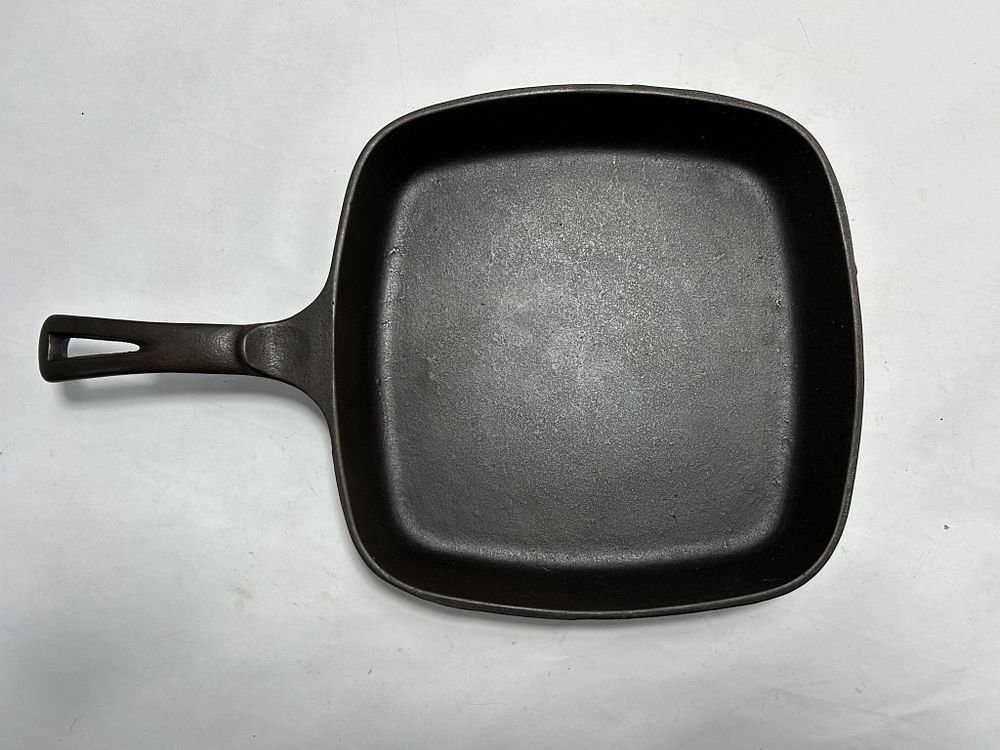 VINTAGE WAGNER WARE SYDNEY SQUARE SKILLET. VINTAGE CAST IRON WAGNER WARE SYDNEY -0- SQUARE 
