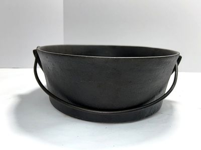 CAST IRON BUTCHER KETTLE. UNMARKED CAST IRON POT