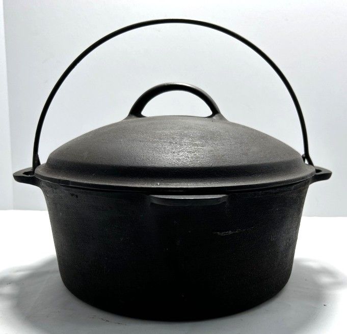 CAST IRON DUTCH OVEN. UNMARKED CAST IRON DUTCH OVEN