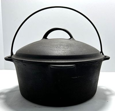 CAST IRON DUTCH OVEN. UNMARKED CAST IRON DUTCH OVEN