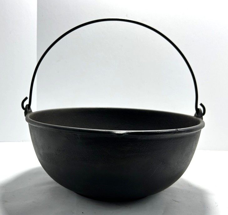 VINTAGE CAST IRON CAULDRON. UNMARKED CAST IRON CAULDRON WITH HANDLE