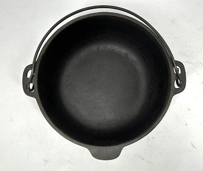 VINTAGE DUTCH OVEN. UNMARKED 2 QUART DUTCH OVEN