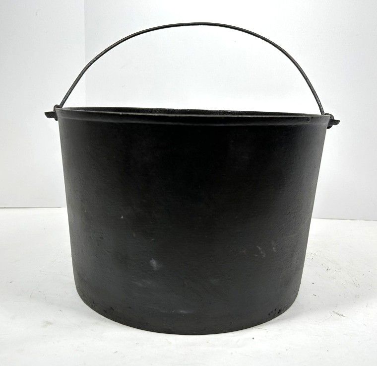 VINTAGE CAST IRON BEAN POT