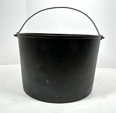 VINTAGE CAST IRON BEAN POT