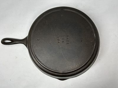 VINTAGE LODGE 10SK SKILLET. VINTAGE LODGE 10 SK THREE NOTCH SKILLET WITH D HEAT RING MARKER PRESENT