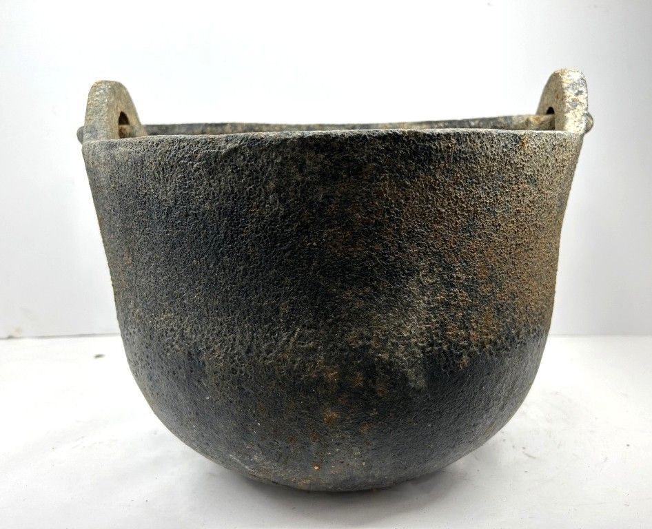 VINTAGE CAST IRON CAULDRON. UNMARKED VINTAGE CAST IRON CAULDRON