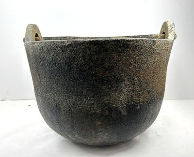 VINTAGE CAST IRON CAULDRON. UNMARKED VINTAGE CAST IRON CAULDRON