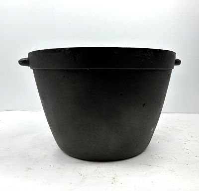 VINTAGE CAST IRON BEAN POT. UNMARKED MANUFACTURE CAST IRON BEAN POT