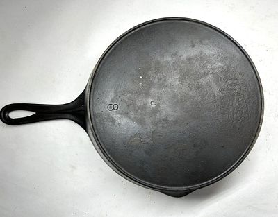 VINTAGE WAGNER WARE SKILLET. WAGNER WARE #8 SKILLET