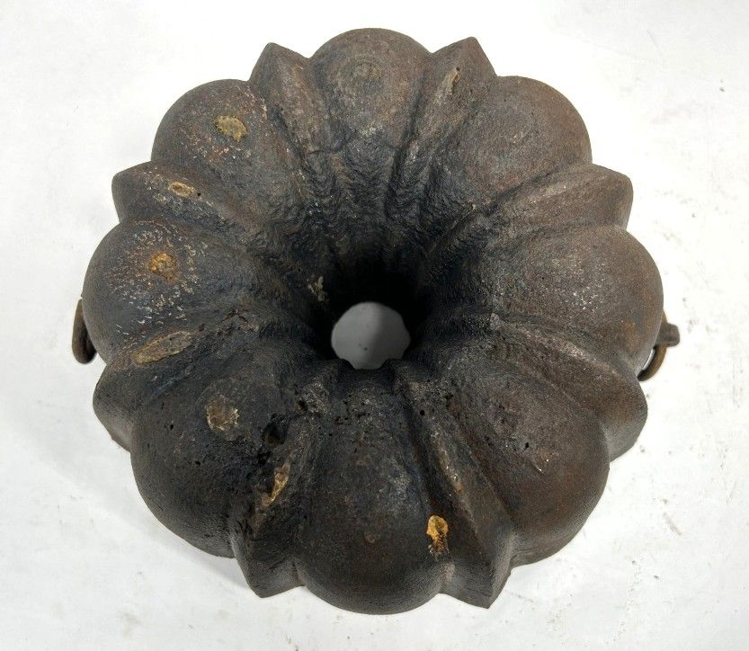 CAST IRON BUNDT PAN. VINTAGE UNMARKED CAST IRON BUNDT PAN