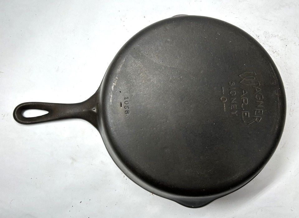 VINTAGE WAGNER WARE SKILLET. VINTAGE WAGNER WARE SIDNEY -0- #8 CAST IRON SKILLET
