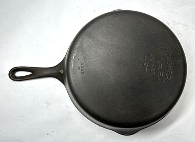 VINTAGE WAGNER WARE SKILLET. VINTAGE WAGNER WARE SIDNEY -0- #8 CAST IRON SKILLET