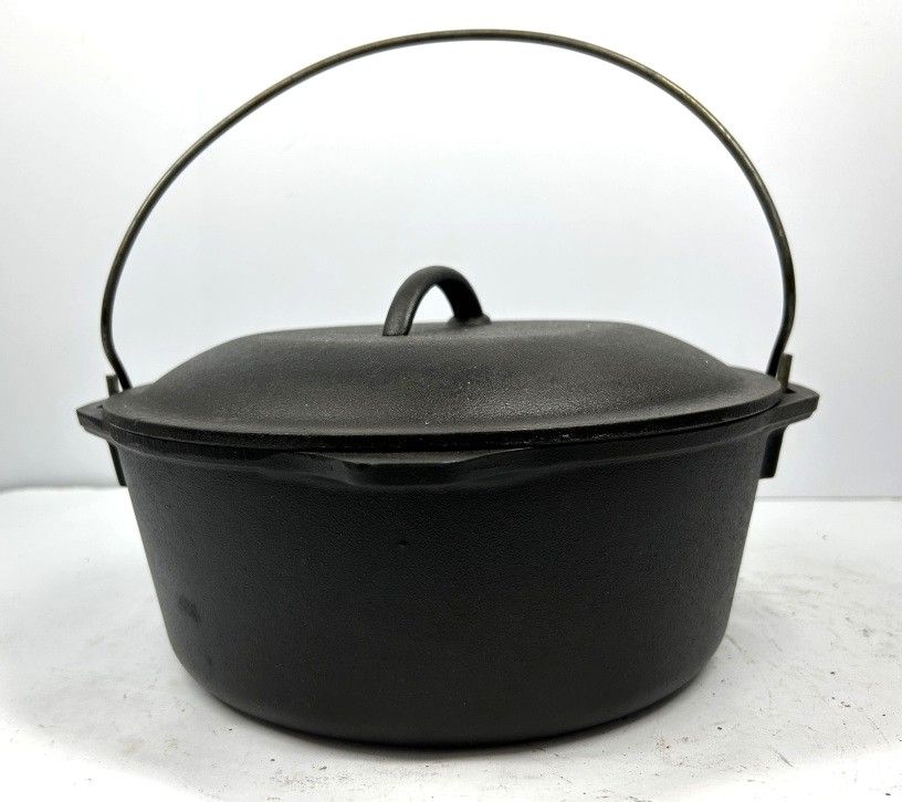 LODGE CAST IRON DUTCH OVEN WITH HANDLE