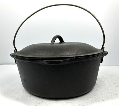 LODGE CAST IRON DUTCH OVEN WITH HANDLE