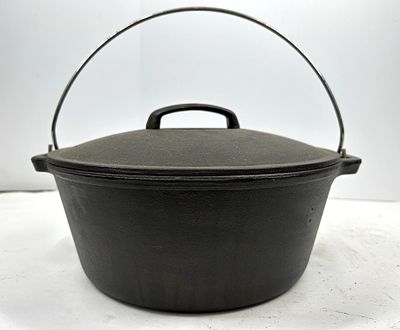 CAST IRON DUTCH OVEN. UNMARKED CAST IRON DUTCH OVEN WITH HANDLE