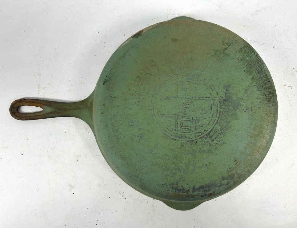 GRISWOLD #8 GREEN ENAMEL SKILLET. VINTAGE GRISWOLD #8 GREEN ENAMEL CAST IRON SKILLET LARGE LOGO