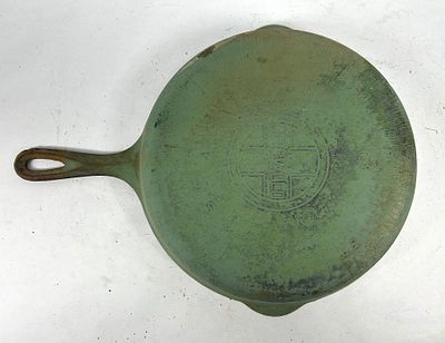 GRISWOLD #8 GREEN ENAMEL SKILLET. VINTAGE GRISWOLD #8 GREEN ENAMEL CAST IRON SKILLET LARGE LOGO