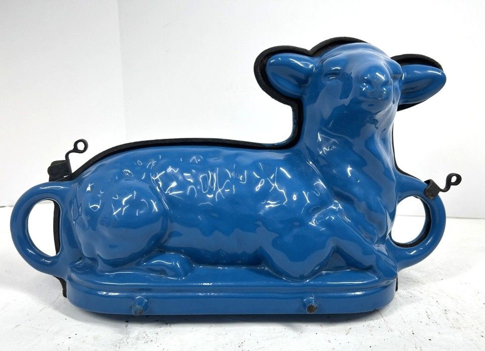 VINTAGE CAST IRON LAMB CAKE MOLD. VINTAGE CAST IRON ENAMELED LAMB CAKE MOLD IN VIVID BLUE