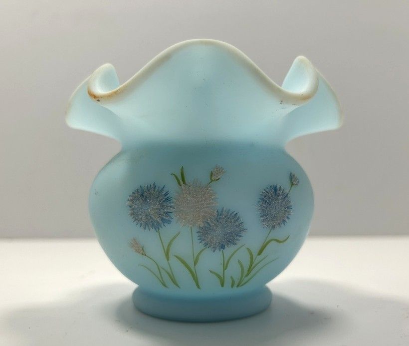 Lot 153: FENTON ROSE BOWL VASE