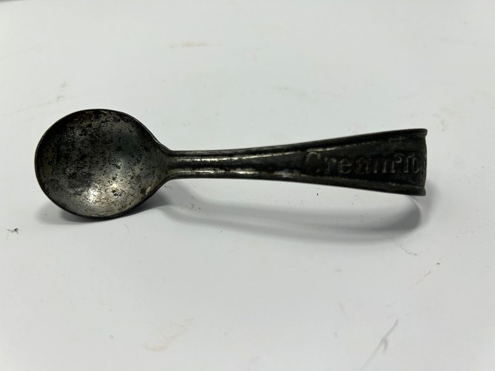 Lot 162: VINTAGE CREAMTOP SPOON