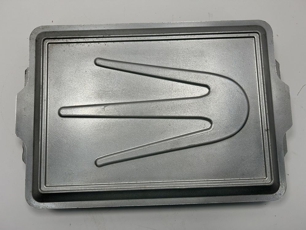 Lot 179: VINTAGE REMA AIR CAKE PAN